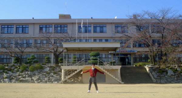 구명조끼를 한 해적선장