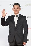 사진, 제24회 부산국제영화제[2019] 개막식 레드카펫 행사에 참석하고 있는 배우 염광호. 부산국제영화제 제공 (1).jpg